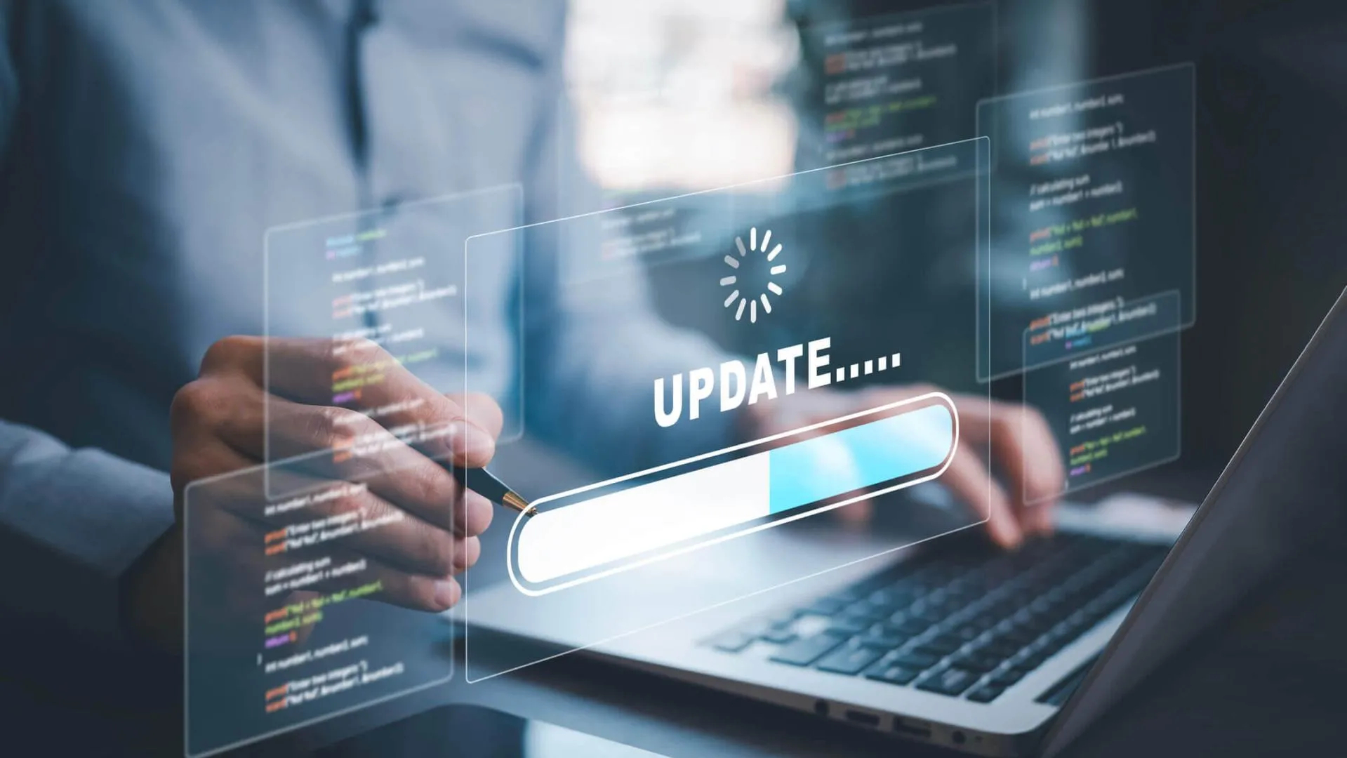 Kundenlösungen Mann am Laptop updating Software