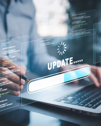 Mann am Laptop updating Software
